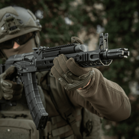 M-Tac Handsker Assault Tactical Mk.2 i aktion, tilbyder komfort og maksimal beskyttelse, perfekt til taktisk brug.
