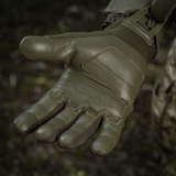 M-Tac Handsker Assault Tactical Mk.4 udendørs brug med forstærket læderhåndflade og velcro i skovmiljø