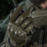 Taktiske "M-Tac Handsker Assault Tactical Mk.4" i aktion med våbenhåndtering, forstærket læderhåndflade og non-slip greb.