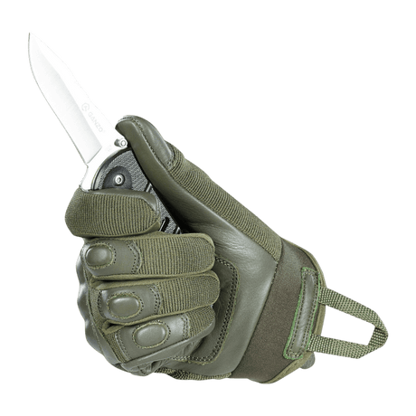 M-Tac Handsker Assault Tactical Mk.4 viser greb med ægte læder forstærkning og den dæmpende pad på knoerne, ideel til våbenbetjening.