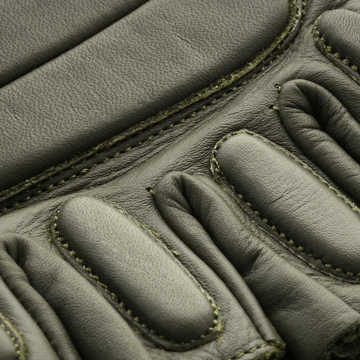 Nærbillede af M-Tac Fingerløse Handsker Assault Tactical Mk.1 med læderforstærket håndflade og polstret kno område.