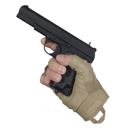 M-Tac Fingerløse Handsker Assault Tactical Mk.4 viser greb om pistol for forbedret kontrol og sikkerhed.