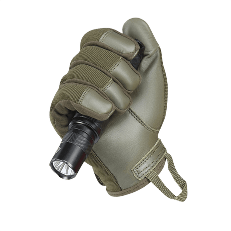 M-Tac Handsker Police i syntetisk materiale og læder, viser lukket næve med lommelygte, justerbar velcrorem på håndleddet.