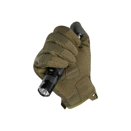 M-Tac Handsker A30 i action, viser blød mikrofiber belægning og forstærket PVC-pad, ideel til skydning og brug af smartphones.