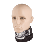 M-Tac Let Tubehalstørklæde Reaper Skull på mannequin, multifunktionelt og hurtigtørrende polyester tilbehør til airsoft og cykling.