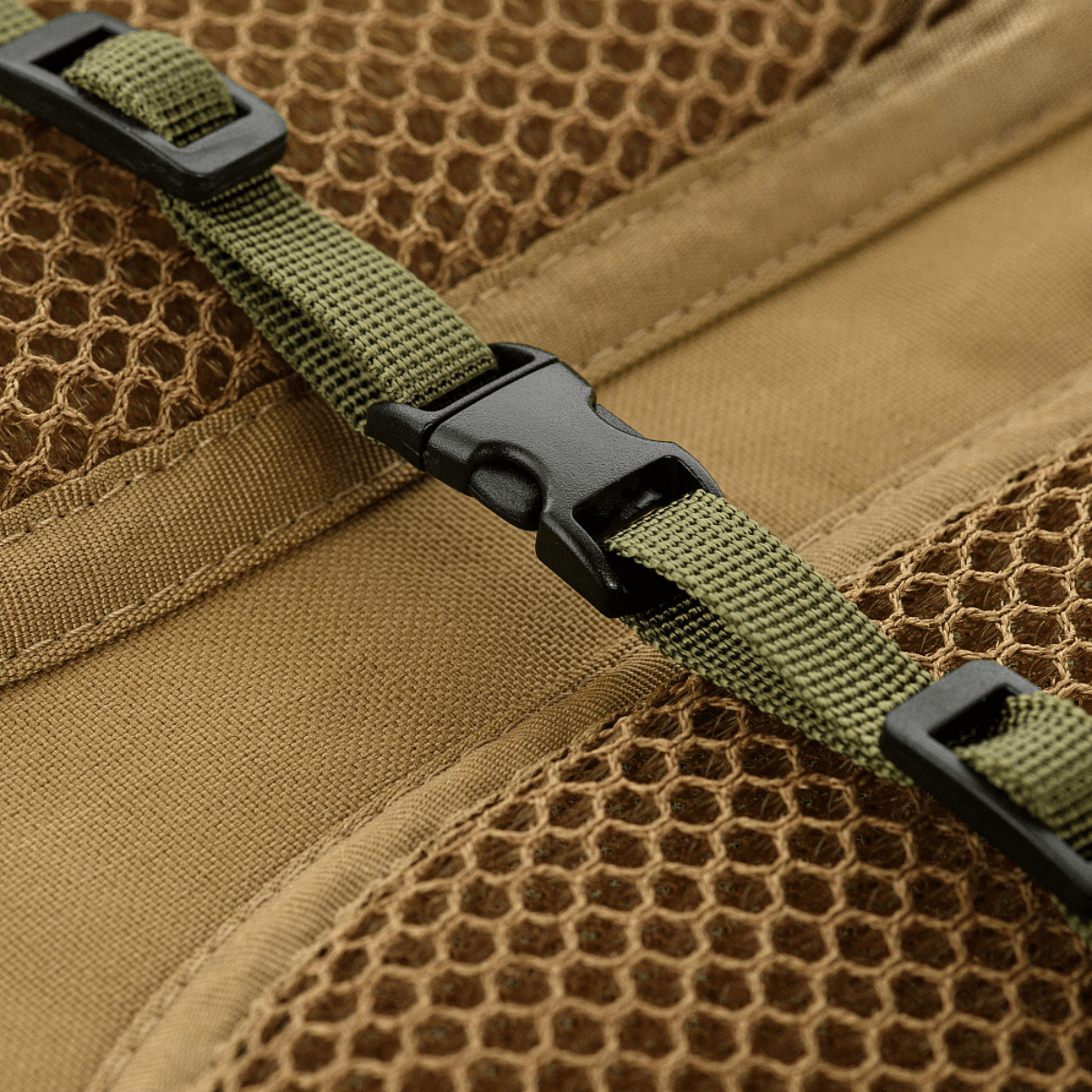 Nærbillede af M-Tac Rygsækcover med justerbart spænde og holdbart netstof, beskytter mod regn og sne.