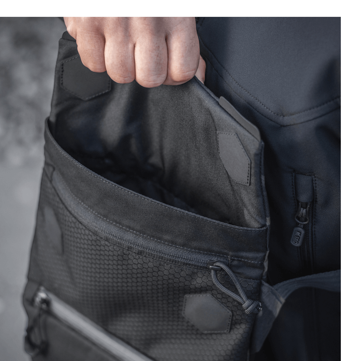 M-Tac Konvert Taske Elite i brug, viser lynhurtig adgang med magnetventil.