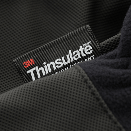 Close-up af sort M-Tac Handsker Fleece Thinsulate label med 3M Thinsulate teknologi for overlegen isolering og kuldebeskyttelse.