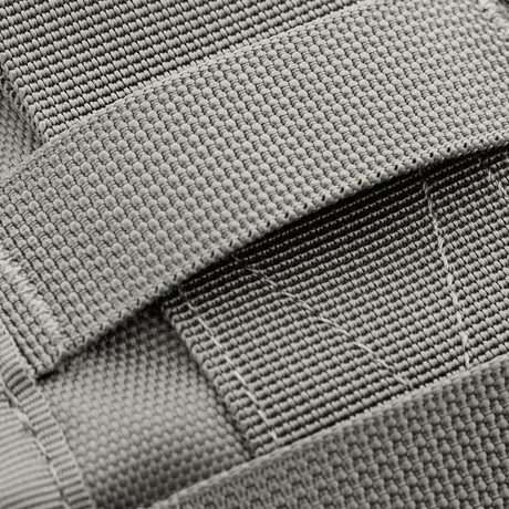 Detalje af M-Tac Urban Line City Patrol Taske med stærkt 600D polyester og PVC-coating, der viser holdbare stropper til sling bag design.