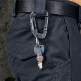 M-Tac Plast Taktisk Karabinhage fastgjort til bælte med nøgler, designet til MOLLE-system og nem brug med handsker.