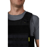 Mand iført Anorak Titanium® Duty III-M Stik & Skudsikker Vest med maksimal Level IIIA-beskyttelse.