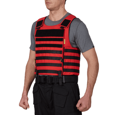 Mand iført rød Anorak Niobium® Instructor I Stik & Skudsikker Vest mod skydevåben og knive, designet til beskyttelse og bærekomfort.