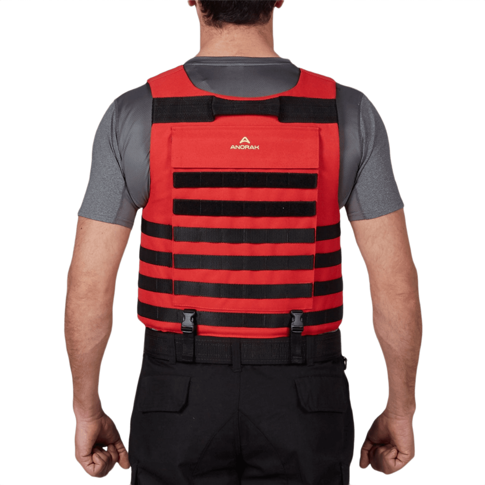 Mand iført Anorak Niobium® Instructor I Stik & Skudsikker Vest bagfra, i rød og sort, designet til beskyttelse mod skydevåben og knive.