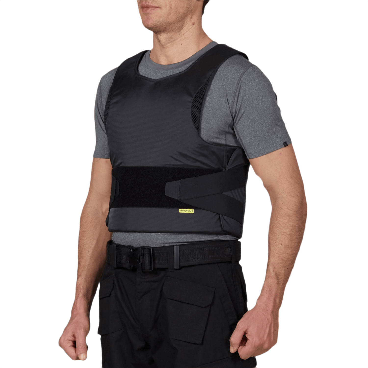 Mand iført Anorak Titanium® Concealable III Stik & Skudsikker Vest for niveau IIIA beskyttelse.