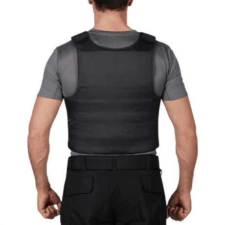 Person bærer Anorak Concealable III Cover designet til skjult beskyttelse, fremstillet af RIP-STOP Dry Comfort XT® og Coolmax® materialer.