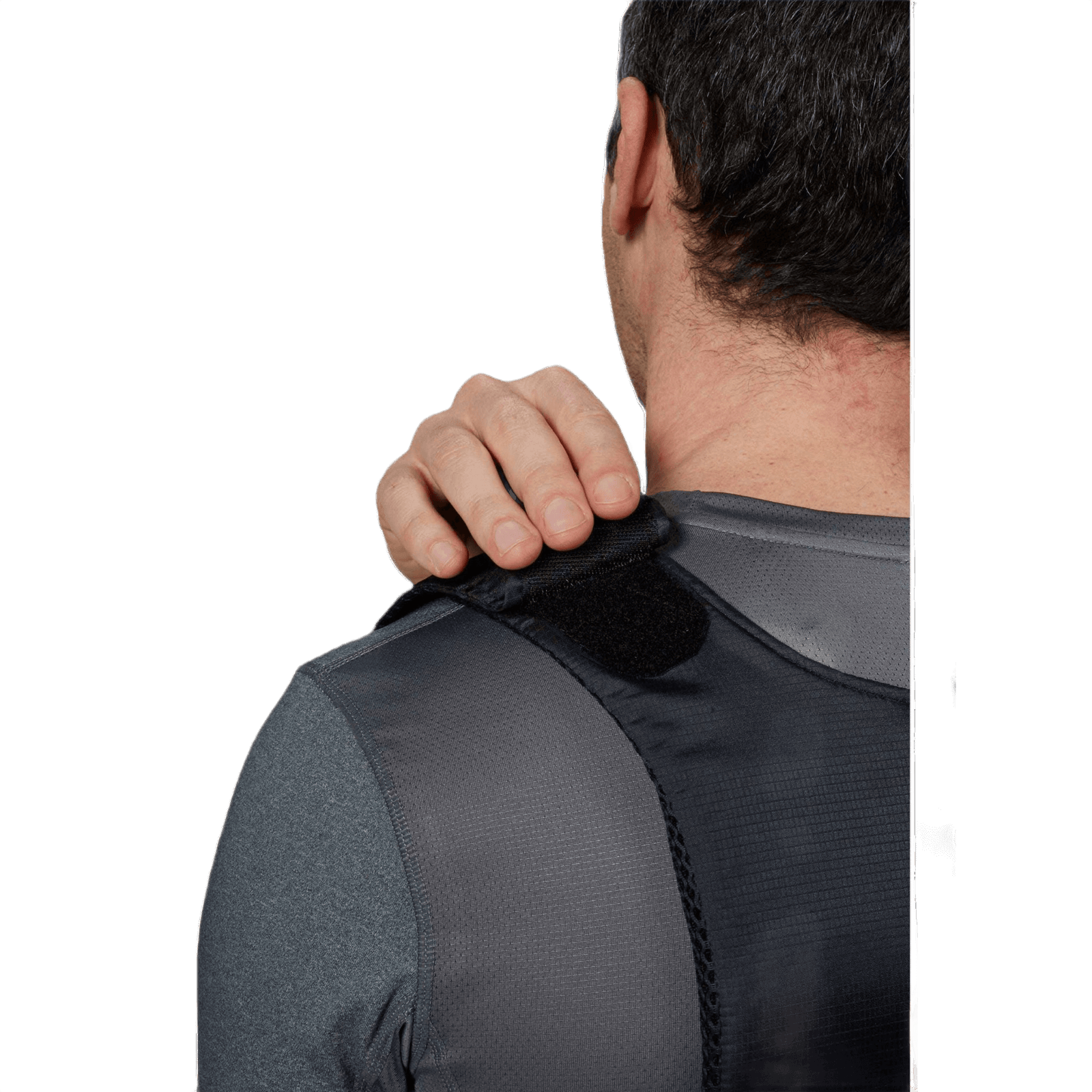 Bagside af person iført Anorak Concealable III Cover med justerbar velcro-strop for skjult panserbeskyttelse. Ideel til diskreet brug.