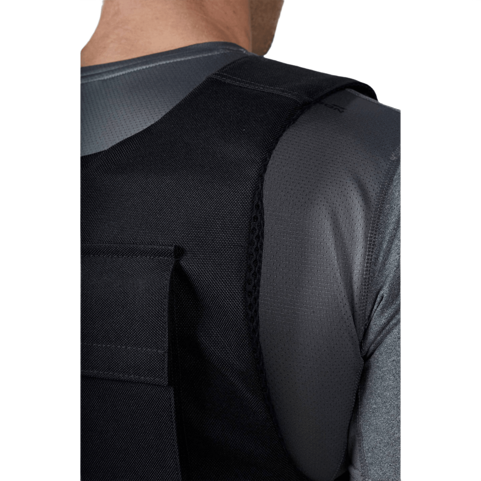 Anorak Duty IV Cover med CORDURA® og Coolmax® materialer, designet til politibetjente for optimal ventilation og antibakterielle egenskaber.