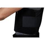 Anorak Duty III Cover i brug, designet med ergonomiske funktioner for politibetjente med CORDURA® og 3D SPACER Coolmax® materialer.