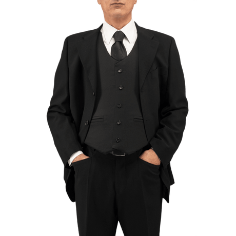 Mand iført Anorak Rhodium® VIP I Stik & Skudsikker Vest over skjorte og slips, ser ud som en klassisk jakkesætstil for diskret beskyttelse.