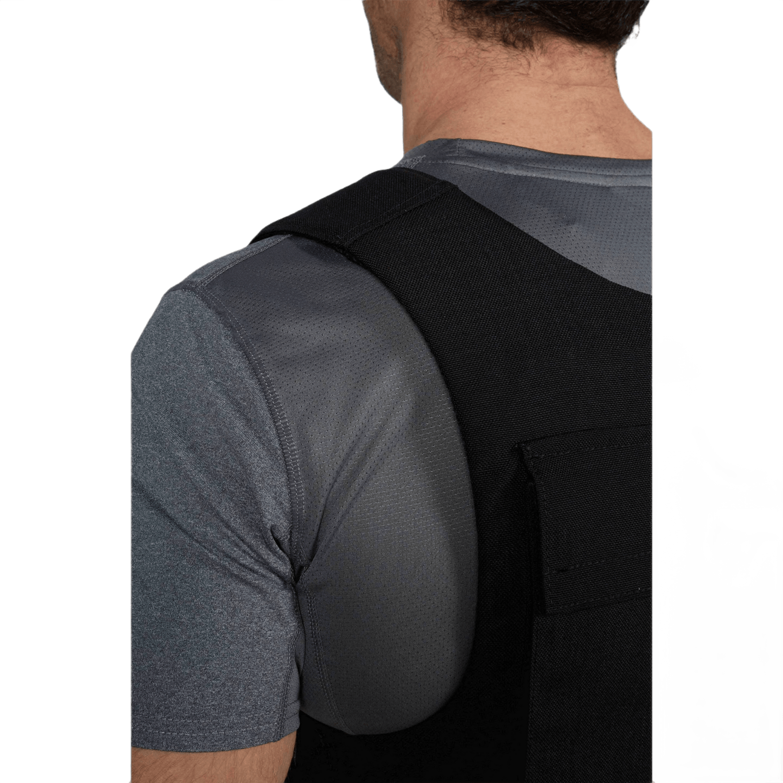 Anorak Titanium® Duty III Stik & Skudsikker Vest på person set bagfra, viser ergonomisk NIJ Level IIIA beskyttelse.