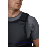 Person iført Anorak Titanium® Concealable II Stik & Skudsikker Vest under almindeligt tøj for maksimal beskyttelse og skjul.