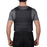 Mand iført Anorak Topaz® Concealable II Stiksikker Vest set bagfra, viser skjulbar og sikker pasform.