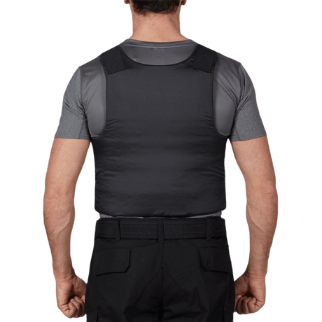 Mand iført Anorak Topaz® Concealable II Stiksikker Vest set bagfra, viser skjulbar og sikker pasform.