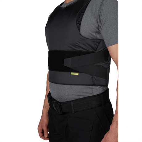 Mand iført Anorak Topaz® Concealable III Stiksikker Vest med høj beskyttelse og skjulbarhed under almindeligt tøj.