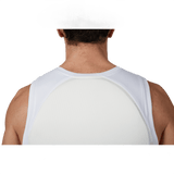 Mand bærer Anorak Undershirt I Cover under skjorte, viser bagside tæt på, fremstillet af THERMOCOOL™ og COOLMAX® for komfort.