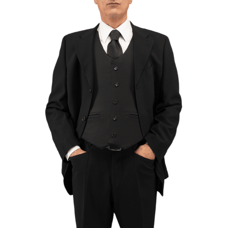 Mand iført sort jakkesæt med Anorak VIP I Cover vest til kropsdækning