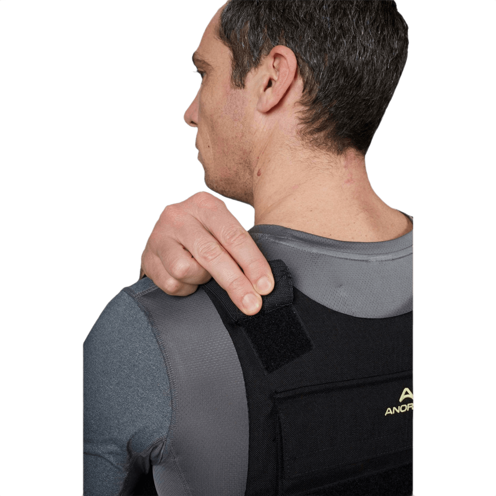 Mand justerer Anorak Rhodium® Duty II Stik & Skudsikker Vest under test af blødt armor-system til maksimal IIIA-beskyttelse.