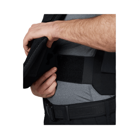 Mand justerer Anorak Duty III-M Cover med "PALS" webbing til MOLLE-lommer for optimal ballistisk beskyttelse og mobilitet