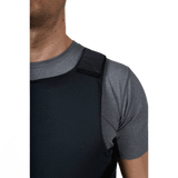 Mand iført Anorak Rhodium® Concealable I Stik & Skudsikker Vest til maksimal beskyttelse og diskretion under tøjet.