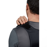 Mand bærer Anorak Rhodium® Concealable III Stik & Skudsikker Vest, viser skulderdetalje med velcrolukning for sikker pasform.