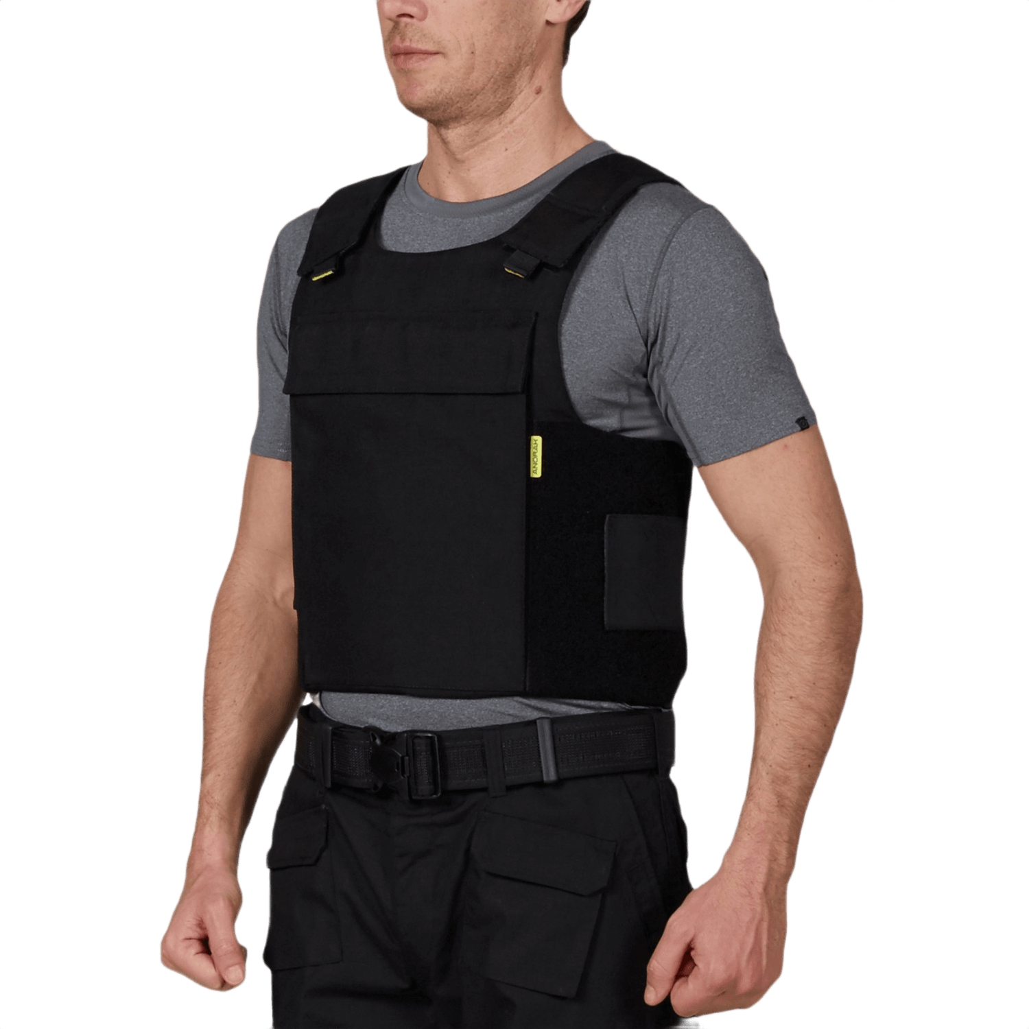 Mand iført Anorak Rhodium® Duty III Stik & Skudsikker Vest, designet til maksimal level IIIA beskyttelse og komfort.