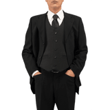 Mand iført Anorak Rhodium® VIP I Stik & Skudsikker Vest over skjorte og slips, ser ud som en klassisk jakkesætstil for diskret beskyttelse.