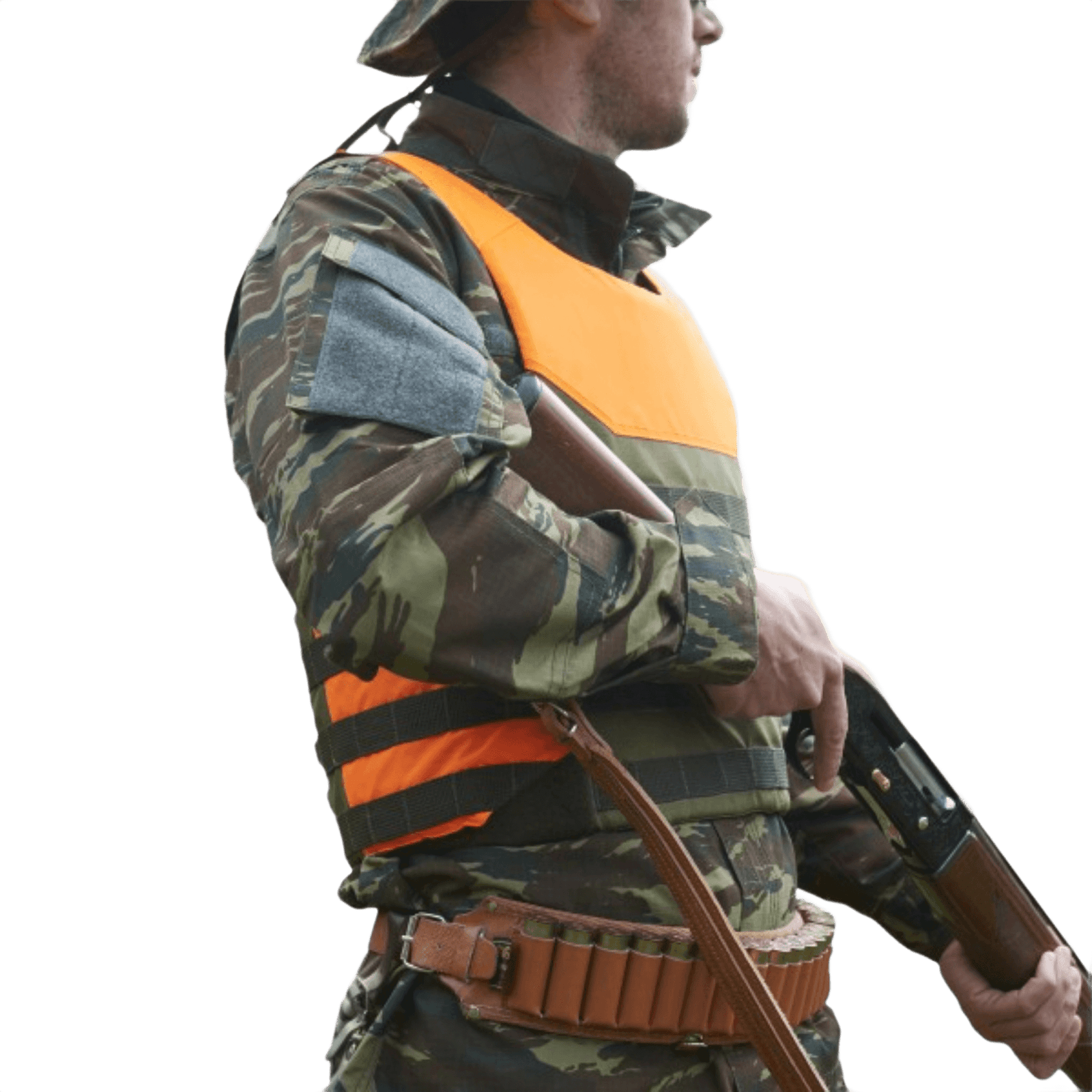 Jæger iført camouflage med Anorak Shield I Cover sikkerhedsvest i orange.