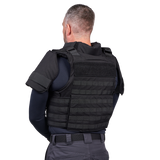 Mand iført Elite Armor Combat skudsikkervest, set bagfra