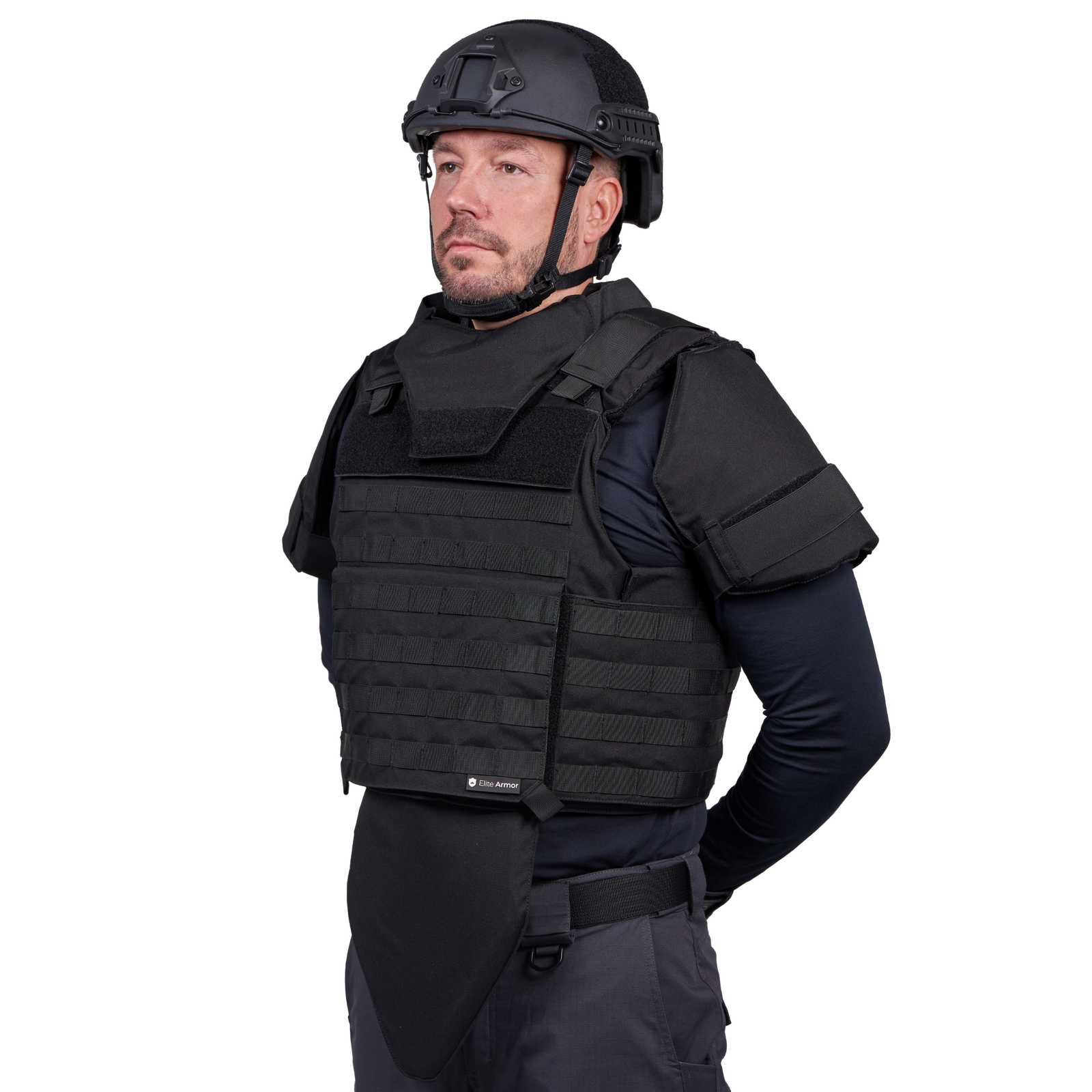Mand iført Elite Armor Combat vest set forfra i vinkel med skudsikker hjelm