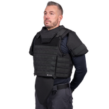 Mand iført Elite Armor Combat skudsikkervest set forfra