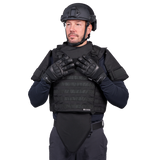 Mand iført Elite Armor Combat skudsikkervest, set forfra med fokus på performance snitsikre handsker