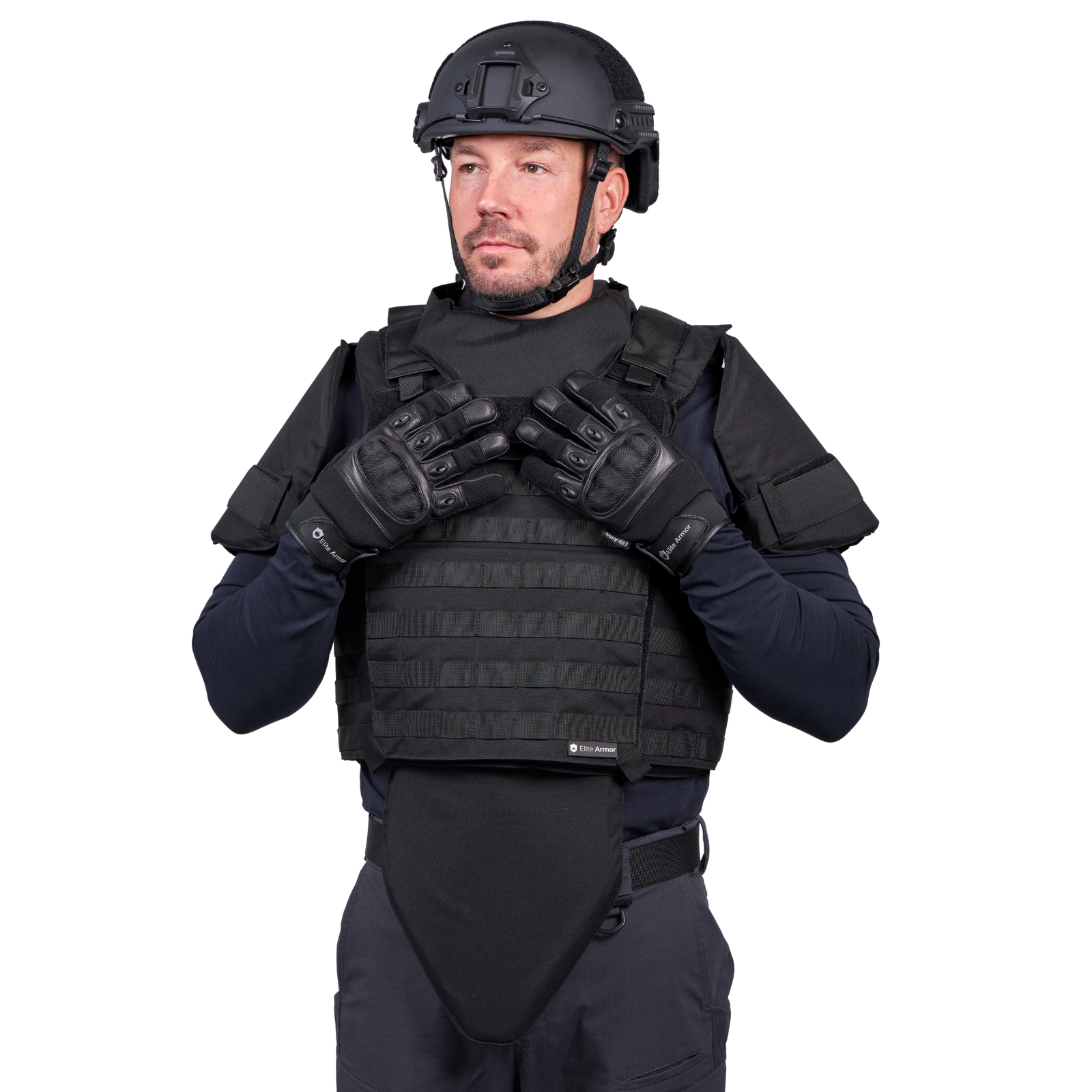 Mand iført Elite Armor Combat skudsikkervest, set forfra med fokus på performance snitsikre handsker