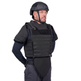 Mand iført Elite Armor Combat skudsikkervest, set forfra