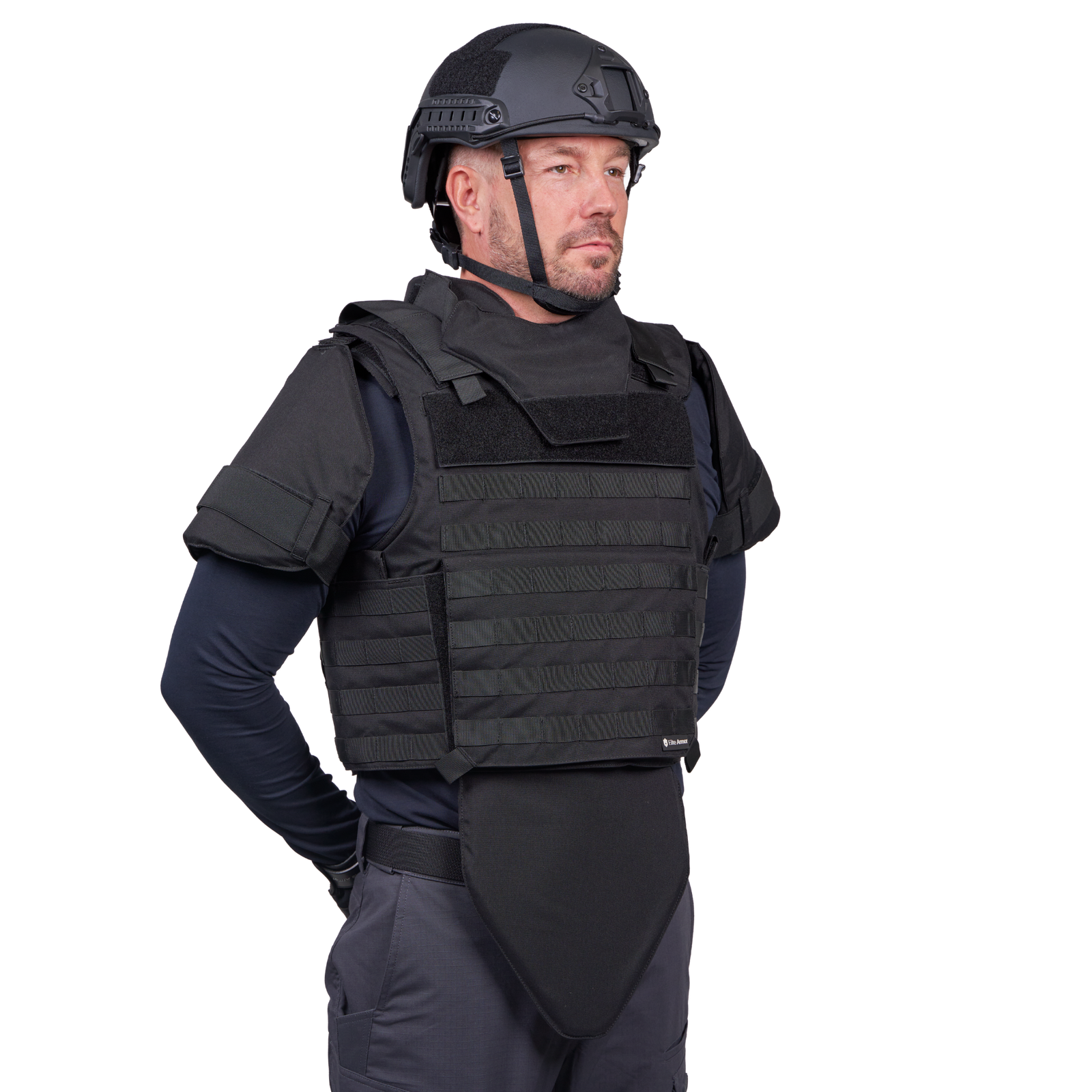 Mand iført Elite Armor Combat skudsikkervest, set forfra