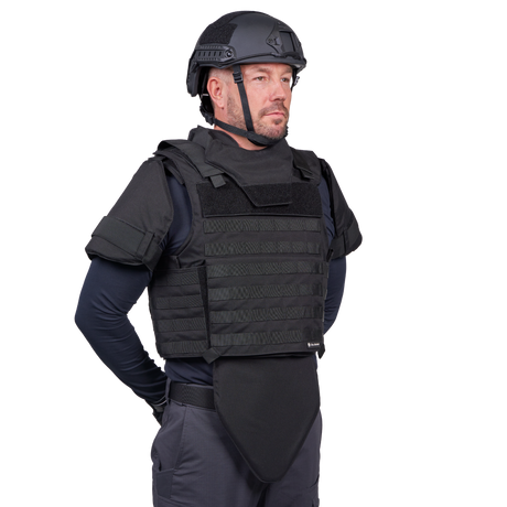 Mand iført Elite Armor Combat skudsikkervest, set forfra