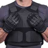 EA Impact Skud & Stiksikker Vest i sort med NIJ LEVEL IIIA certificering, taktisk kropsbeskyttelse, galleri position 1 set forfra med handsker.