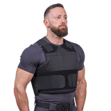 Mand iført Elite Armor Impact stik og skudsikker vest - set forfra i vinkel