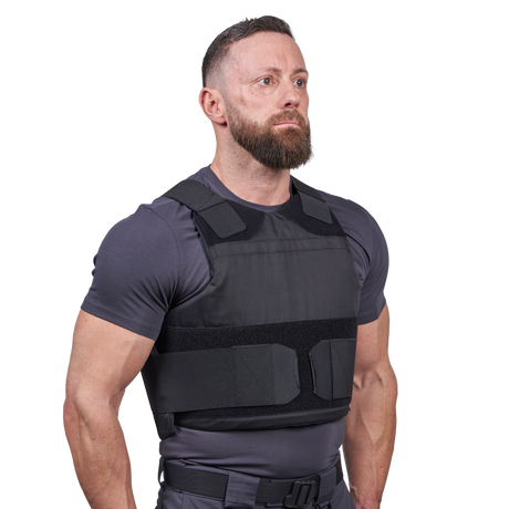 Mand iført Elite Armor Impact stik og skudsikker vest - set forfra i vinkel
