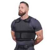 Mand iført Elite Armor Impact stik og skudsikker vest - set forfra i vinkel