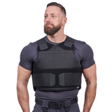 Mand iført Elite Armor Impact stik og skudsikker vest - set forfra